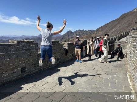 文旅部多措并舉提質(zhì)升級(jí)旅游公共服務(wù) 增開專列航班，強(qiáng)化外語(yǔ)咨詢